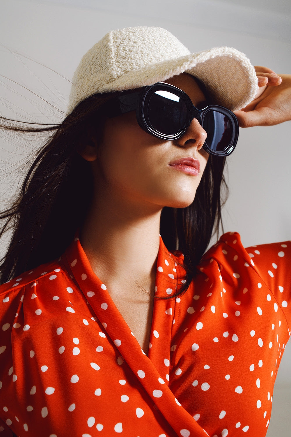 Q2 Oversized Circular Sunglasses in Black